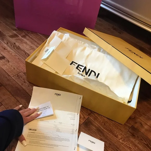 FENDI SIGNATURE - Picture 7 of 7